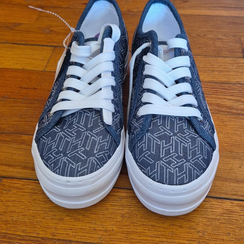 Tommy Hilfiger Womens Sneakers, size 6,5 NWOB - Picture 4 of 14